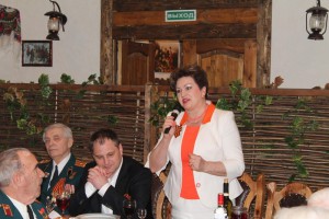 Галина Долгашова выступает с торжественной речью