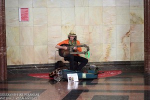 Музыкант на станции метро "Курская"