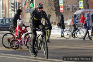 Житель Москвы на велосипеде