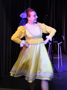 Анастасия Ушакова танцует русскую кадриль