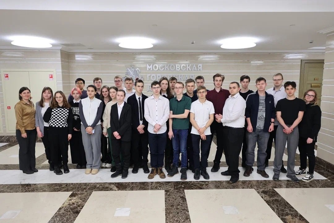 Ученики школы №878 посетили Московскую городскую думу. Фото: страница школы №878 в социальных сетях