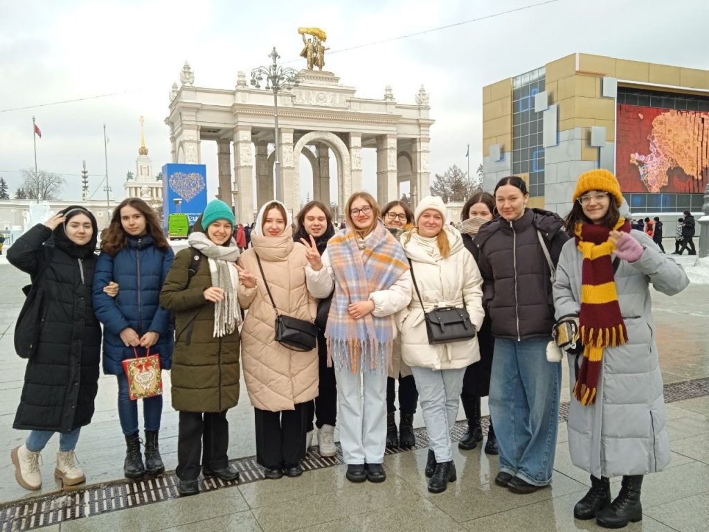 Студенты Колледжа ДПИ имени Карла Фаберже посетили ВДНХ. Фото: Анна Быкова, «Вечерняя Москва»