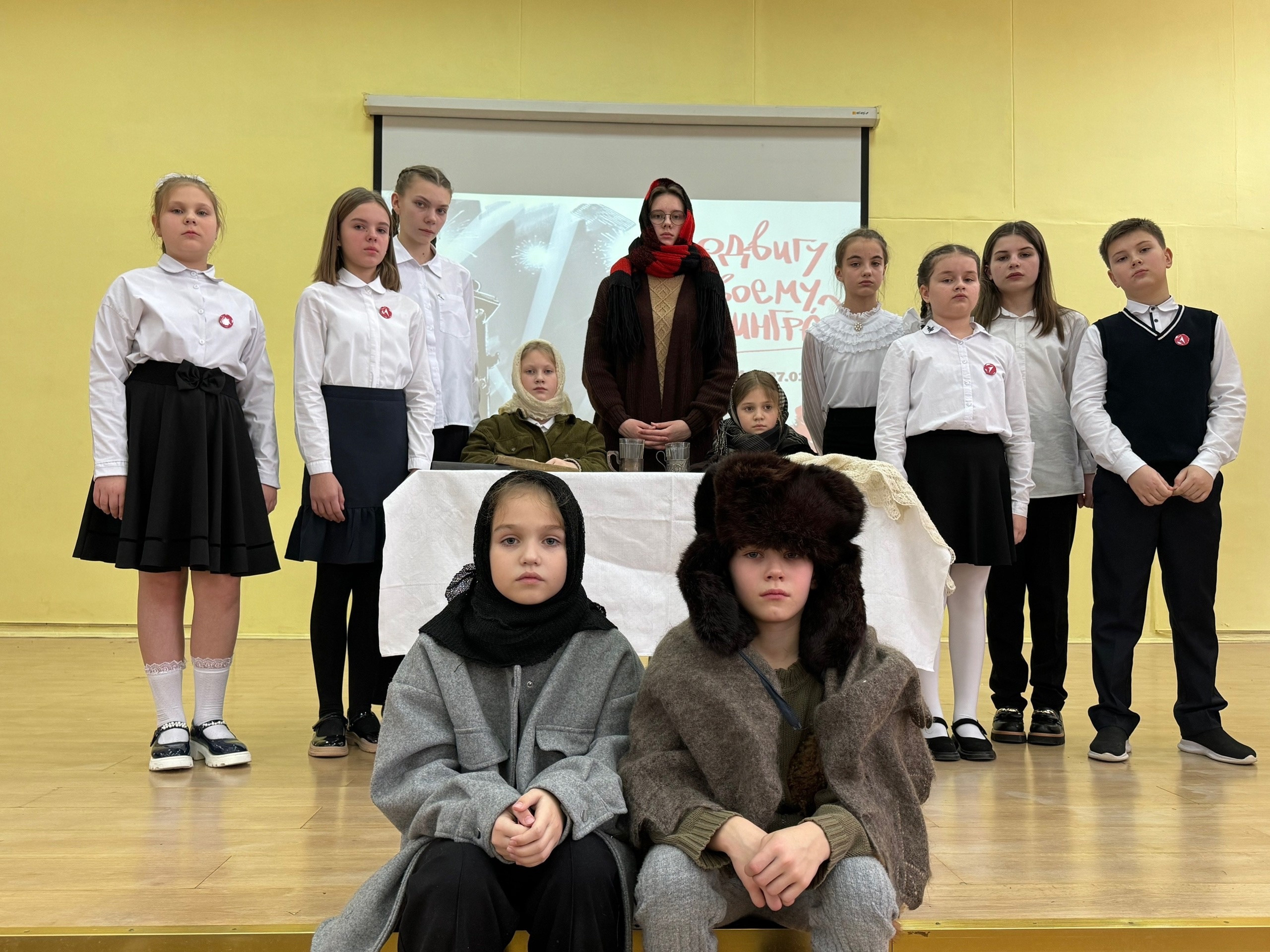 Ученики школы №939 представили спектакль «Блокада Ленинграда». Фото: страница школы №939 в социальных сетях