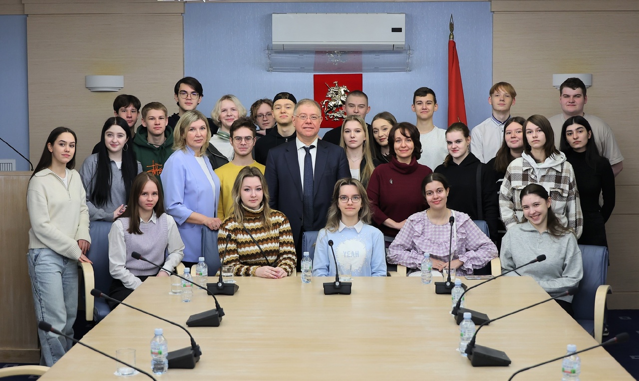 Десятиклассники школы №996 посетили Московскую городскую Думу. Фото: страница Степана Орлова в социальных сетях