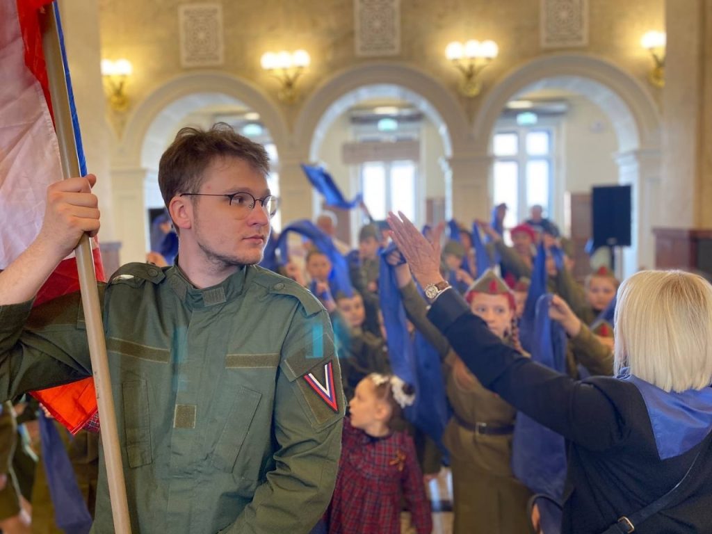 Синий платочек: коллектив ДСЦ «Мир молодых» выступил на премии-концерте. Фото: страница учреждения в социальных сетях