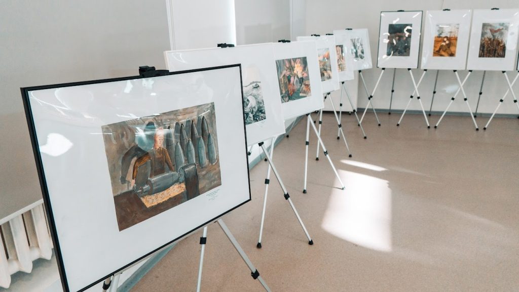 Работы юных художников из школы №548 «Царицыно» представлены на выставке «80 лет Великой Победе». Фото: страница учреждения в социальных сетях