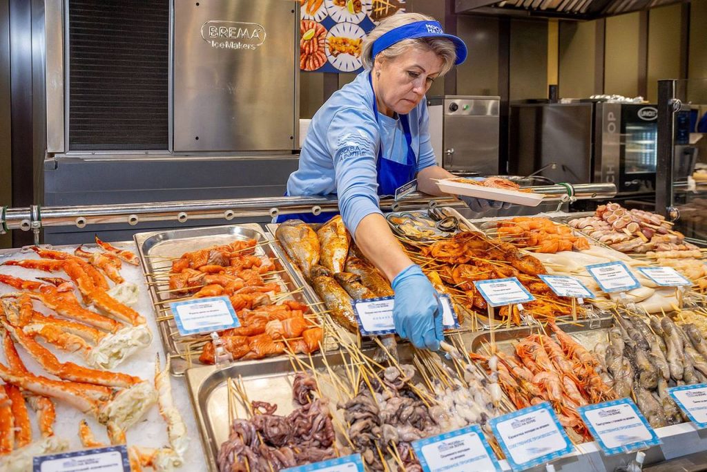 «Активные граждане» выбрали лучший морепродукт для шашлыка. Фото: пресс-служба Департамента торговли и услуг города Москвы