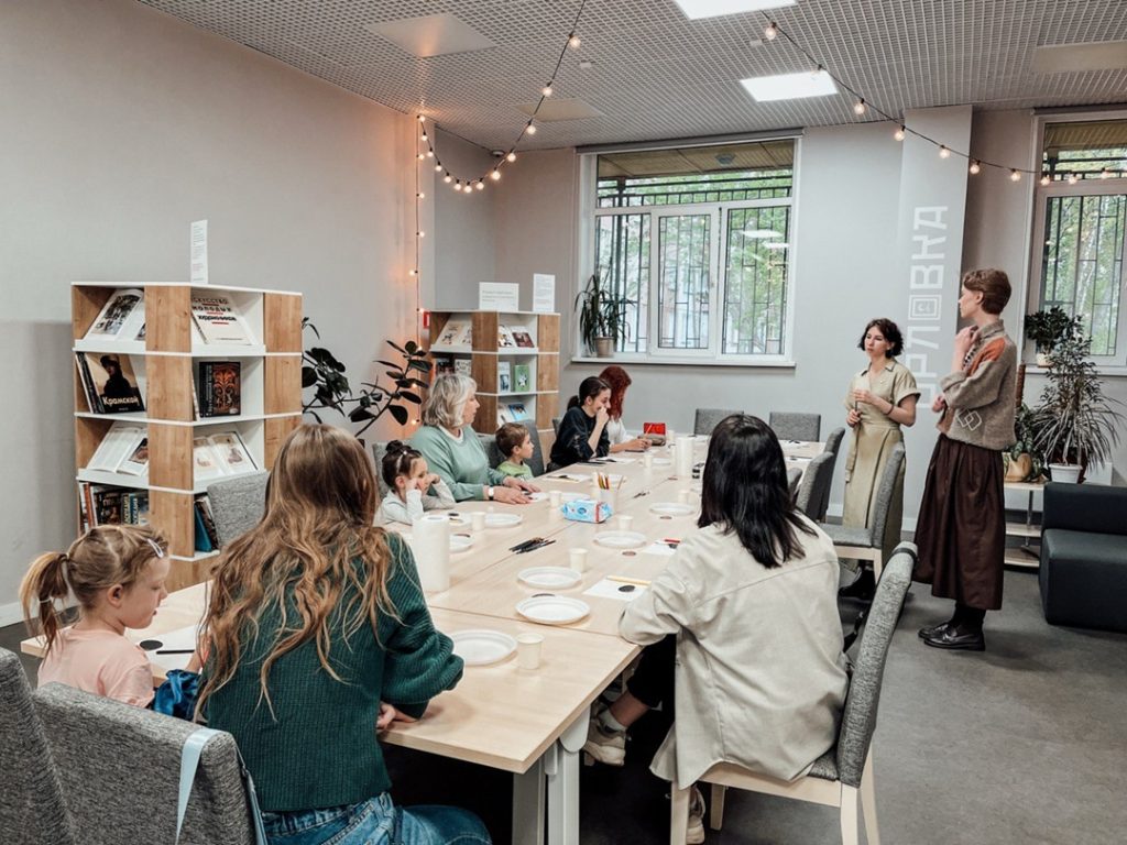 Студенты КДПИ имени Карла Фаберже провели тематический мастер-класс. Фото: официальная страница КДПИ имени Карла Фаберже в социальных сетях