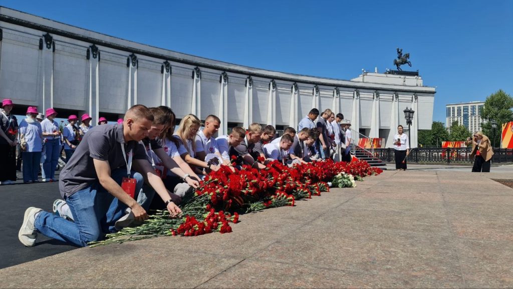 Волонтеры Юридического колледжа приняли участие в кадетском параде в Москве. Фото: официальная страница Юридического колледжа в социальных сетях