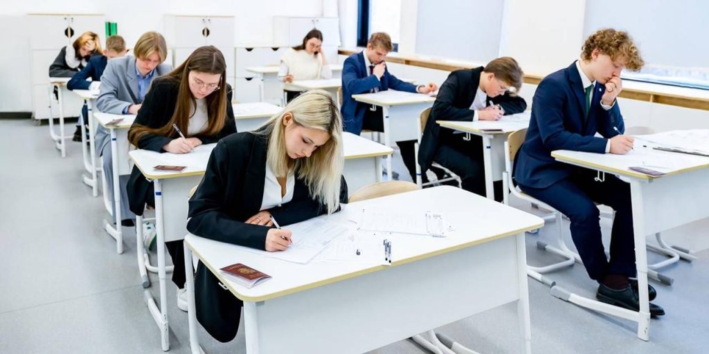 Московские девятиклассники приступили к сдаче ОГЭ по обществознанию, информатике и географии. Фото: Пресс-служба Департамента образования и науки города Москвы