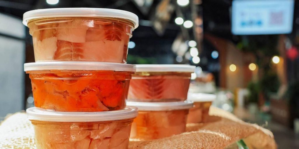 Татьяна не только отправляет гуманитарную помощь, но и регулярно участвует в денежных сборах. Фото: пресс-служба Департамента торговли и услуг города Москвы