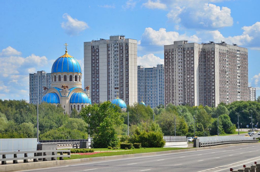 Глава управы Орехова-Борисова Северного провел обход территории. Фото: Анна Быкова, «Вечерняя Москва»