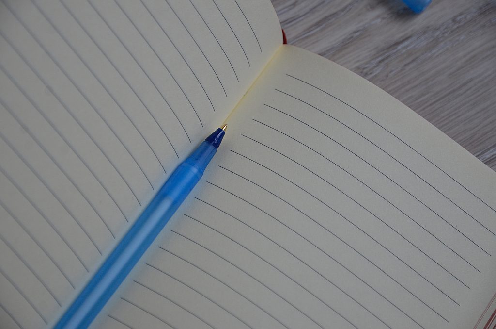 Сотрудники СЦ «Планета Семьи» анонсировали проведение познавательной викторины. Фото: Анна Быкова, «Вечерняя Москва»