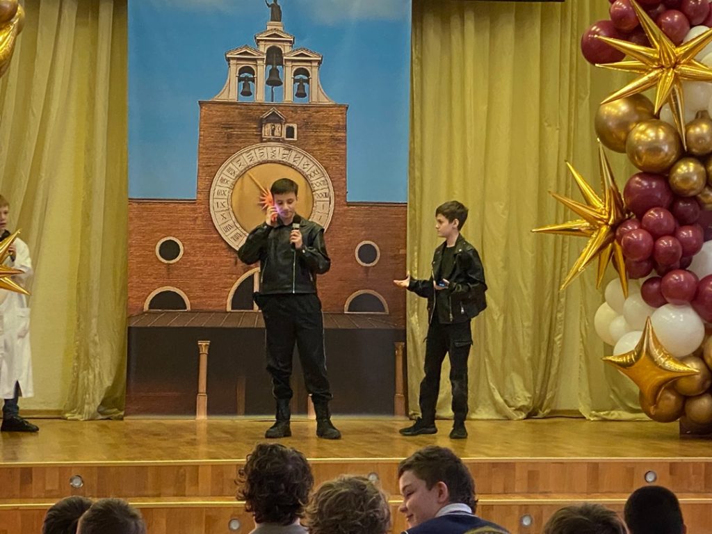 Творческая студия «Ровесник» при школе №937 имени Александра Перова завершила театральный сезон. Фото: официальная страница школы №937 имени Александра Перова в социальных сетях