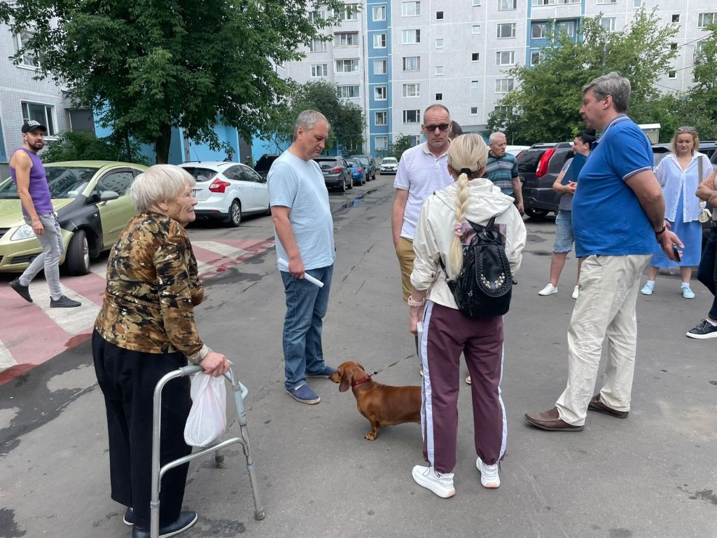 Глава управы района провел еженедельный обход территории. Фото: страница управы района в социальных сетях
