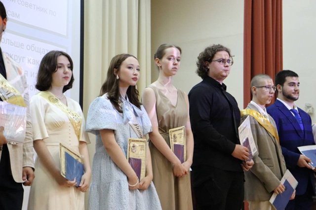 Людмила Сысоева поздравила выпускников с окончанием школы№878. Фото: страница учреждения в социальных сетях