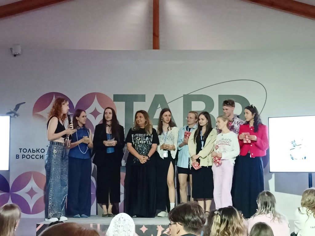 Студентка КДПИ имени Карла Фаберже представила проект на фестивале «Таврида.АРТ». Фото: официальная страница КДПИ имени Карла Фаберже в социальных сетях