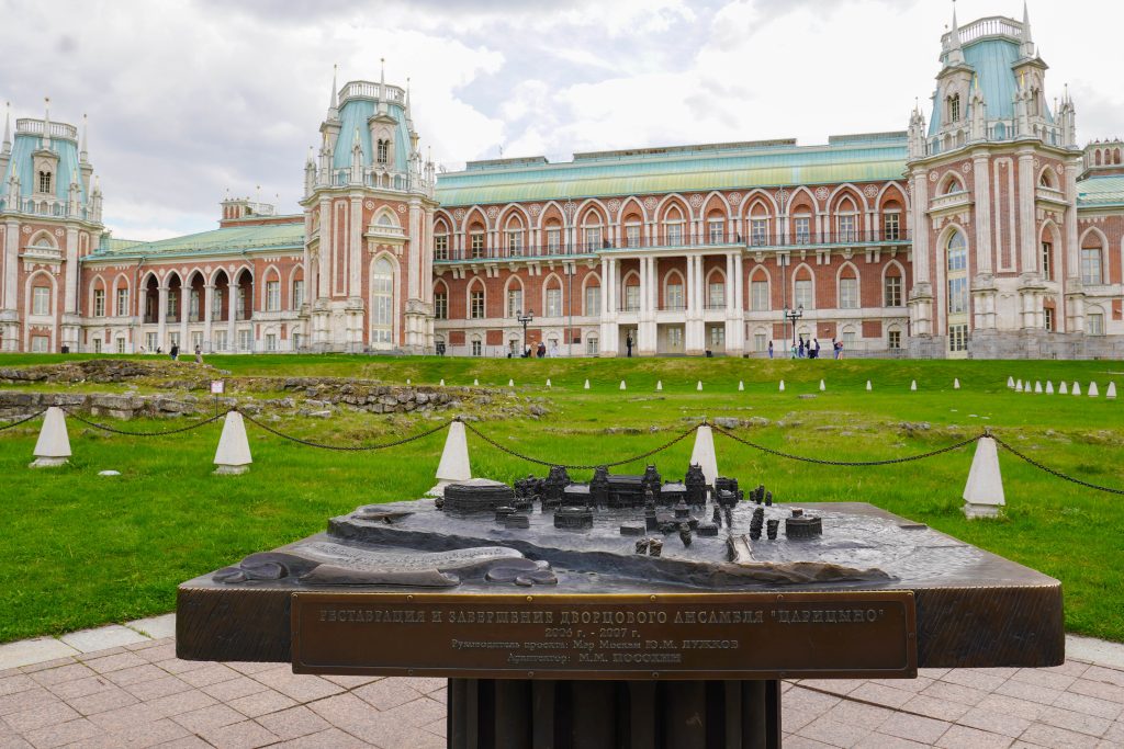 Волонтеры проведут экскурсию по выставке «1775. Триумф Екатерины II» в МЗ «Царицыно». Фото: Ксения Догонашева, «Вечерняя Москва»