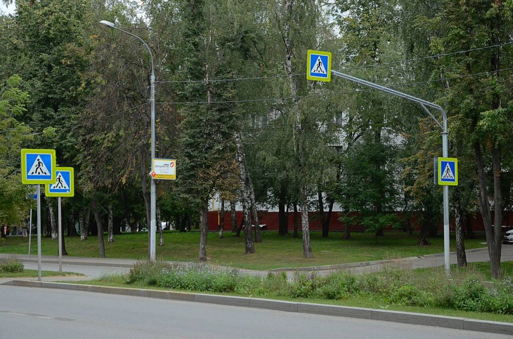 Аппарат Совета депутатов рассказал о нарушении режима подсветок вывесок в районе. Фото: Анна Быкова, «Вечерняя Москва»