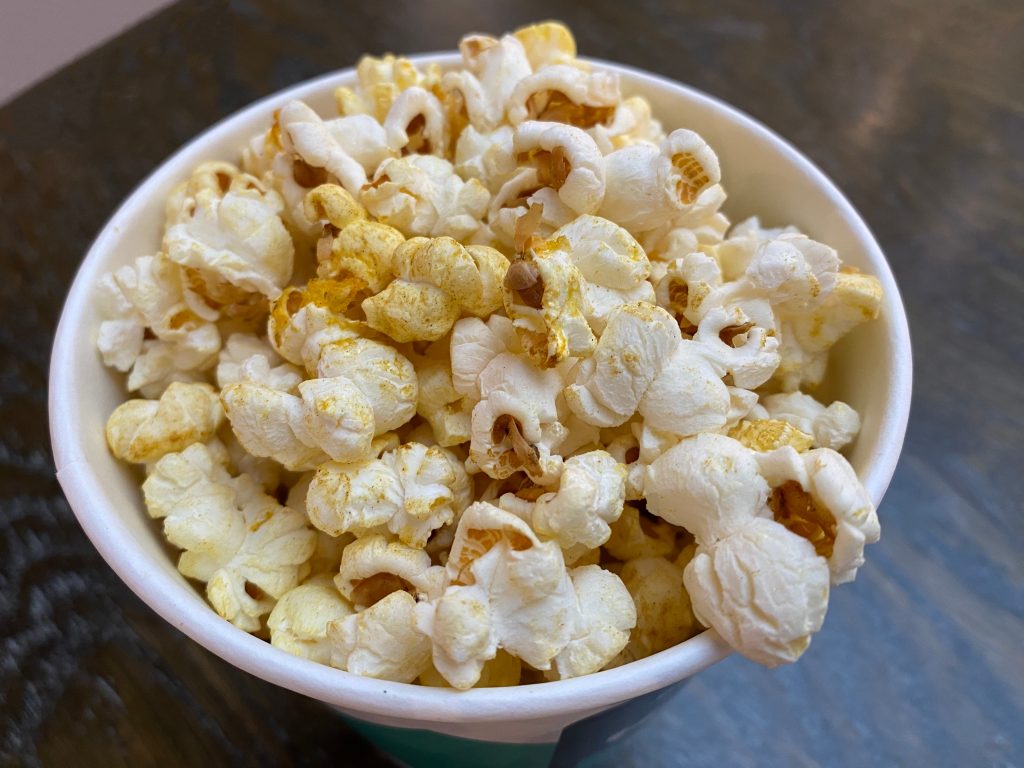 Сотрудники ЦМД «Орехово-Борисово Северное» организуют кинопоказ. Фото: Анна Быкова, «Вечерняя Москва»