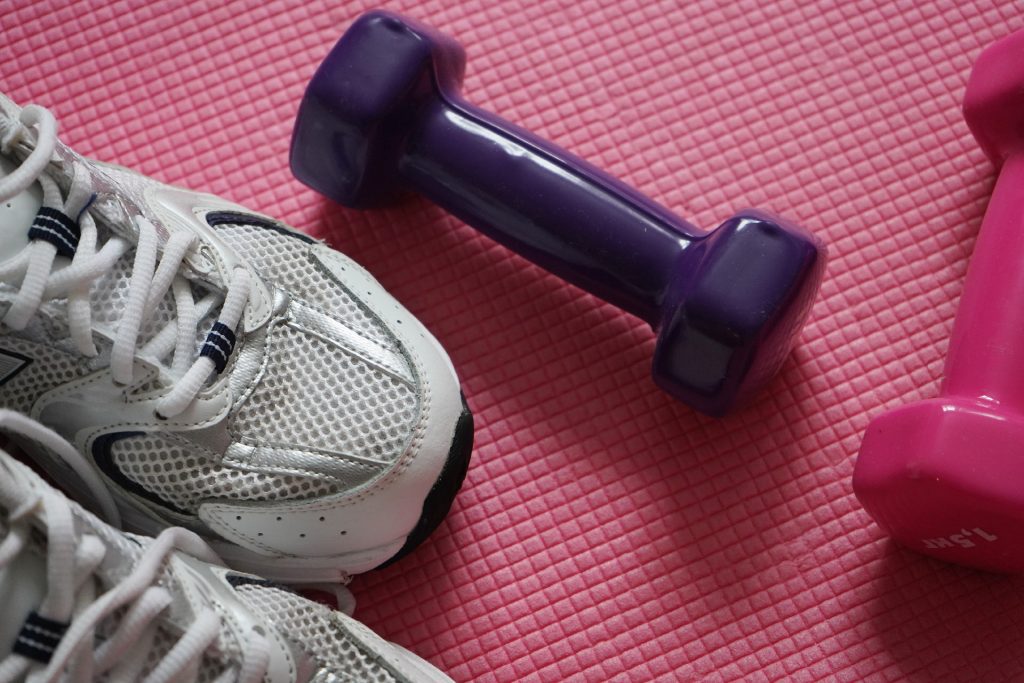 Представители МЗ «Царицыно» пригласили горожан на открытые тренировки по йоге и бегу. Фото: Анна Быкова, «Вечерняя Москва»