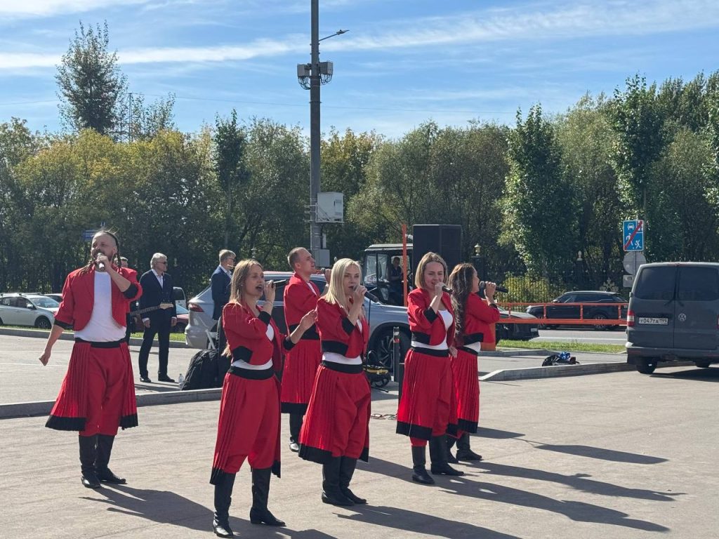 Аппарат Совета депутатов организовал для жителей праздничную программу — фото- и видеорепортаж. Фото: Анастасия Сёмина, «Вечерняя Москва»