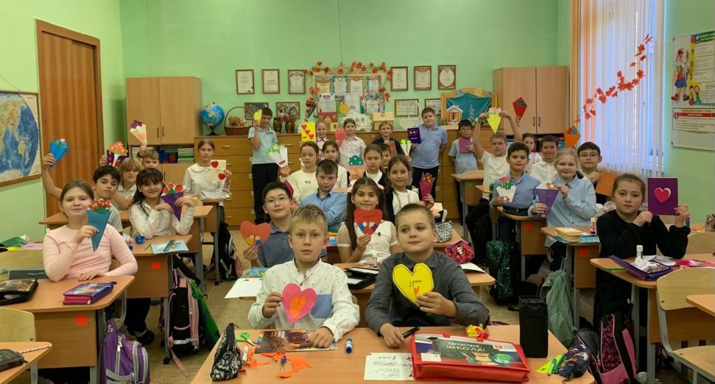 Андрей Мордовин рассказал о поделках учеников на День пожилого человека. Фото: страница учреждения в социальных сетях