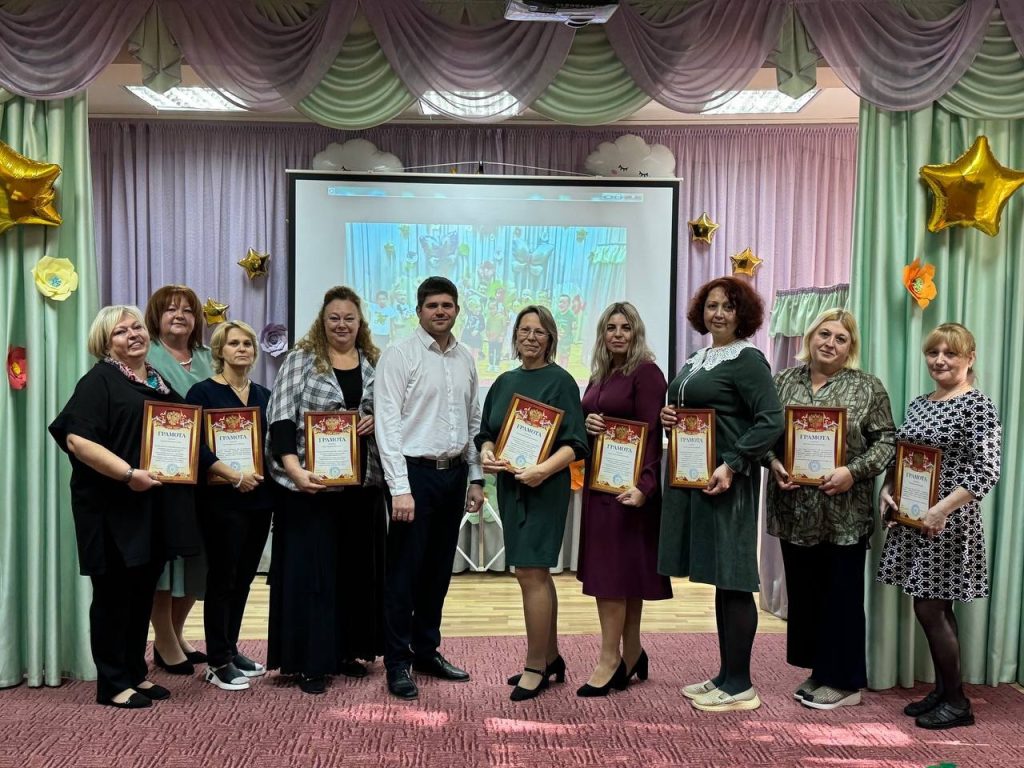 Андрей Мордовин вручил Почетные грамоты. Фото: страница учреждения в социальных сетях