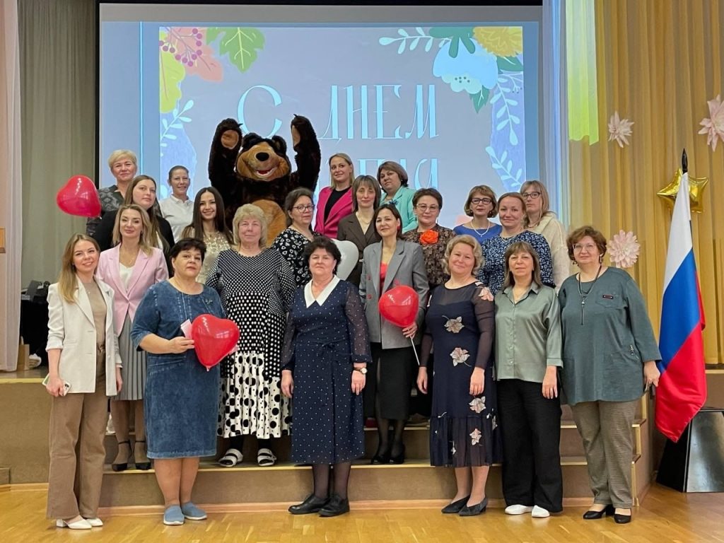 Людмила Сысоева поздравила учителей с их профессиональным праздником. Фото: страница Людмилы Сысоевой в социальных сетях