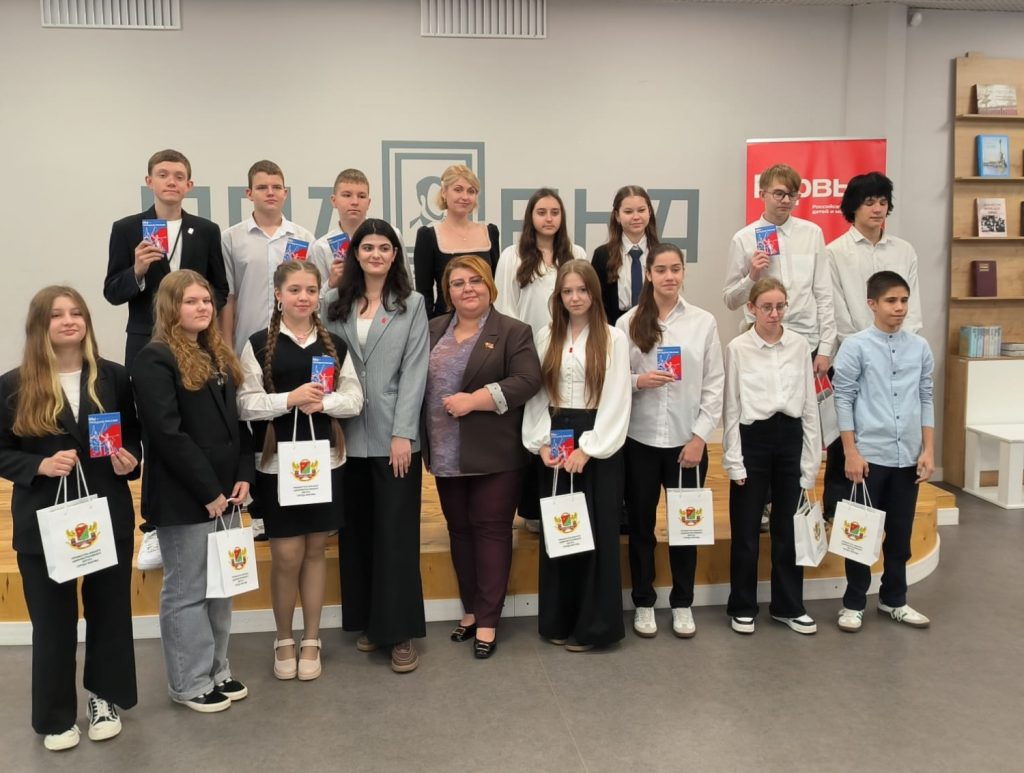 Церемония вручения паспортов жителям ЮАО состоялась в библиотеке №147 имени Сергея Орлова. Фото: страница управы района Орехово-Борисово Северное в социальных сетях