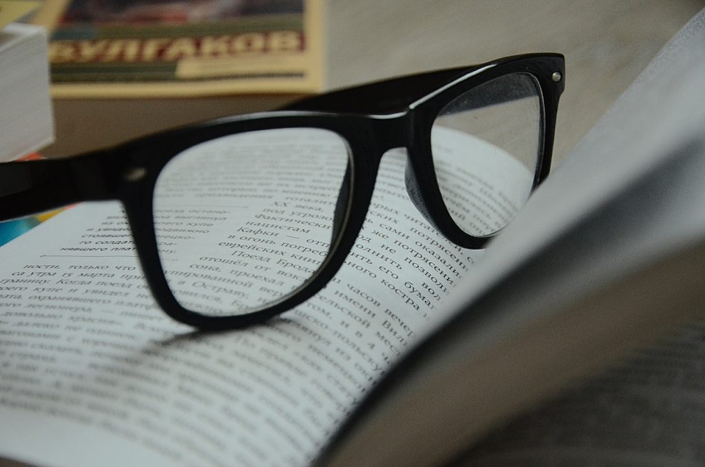 Сотрудники библиотеки №146 организуют встречу детективного клуба. Фото: Анна Быкова, «Вечерняя Москва»