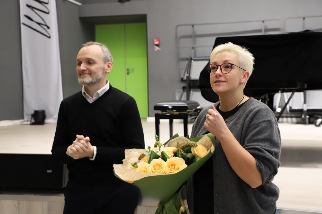 Елена Лапланш поздравила сотрудника музыкальной школы с юбилеем. Фото: страница музыкальной школы имени Виссариона Шебалина в социальных сетях