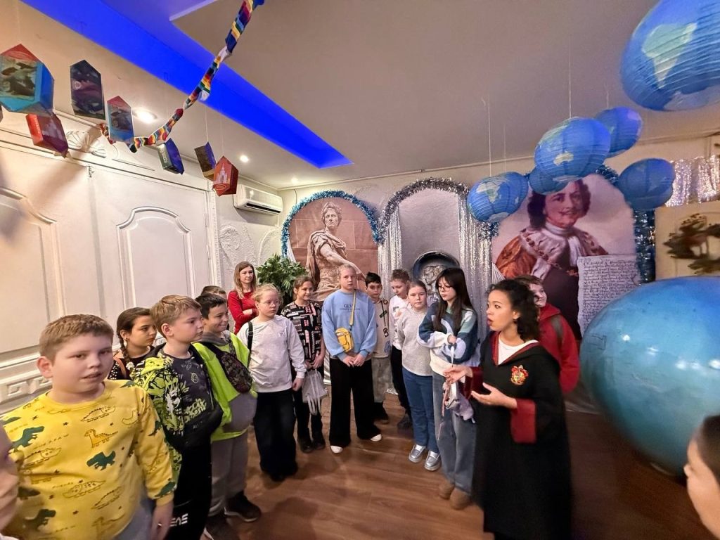 Наталия Дмитриева рассказала о походе учеников в Музей елочных игрушек. Фото: страница учреждения в социальных сетях