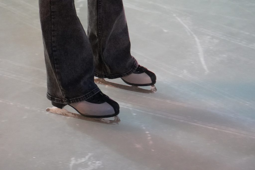 Сотрудники МЗ «Царицыно» пригласили горожан на тренировки по фигурному катанию на стадион «Огонек». Фото: Анна Быкова, «Вечерняя Москва»