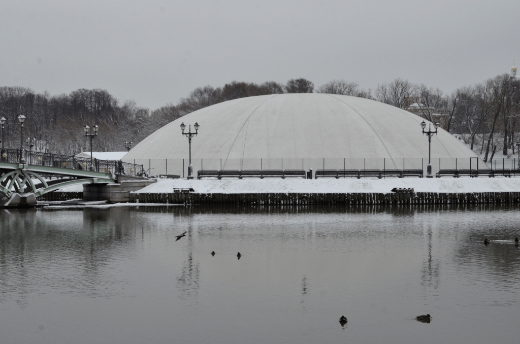 Специалисты КГХ Москвы заботятся о фонтане МЗ «Царицыно». Фото: Анна Быкова, «Вечерняя Москва»