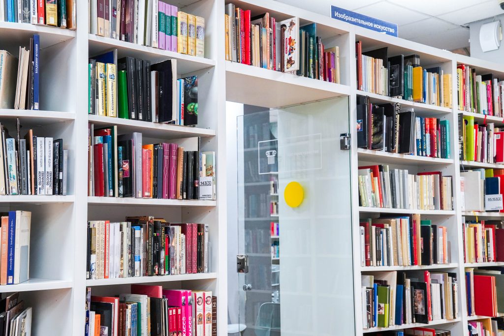 Сотрудники библиотеки №146 организуют игротеку. Фото: Ксения Догонашева, «Вечерняя Москва»