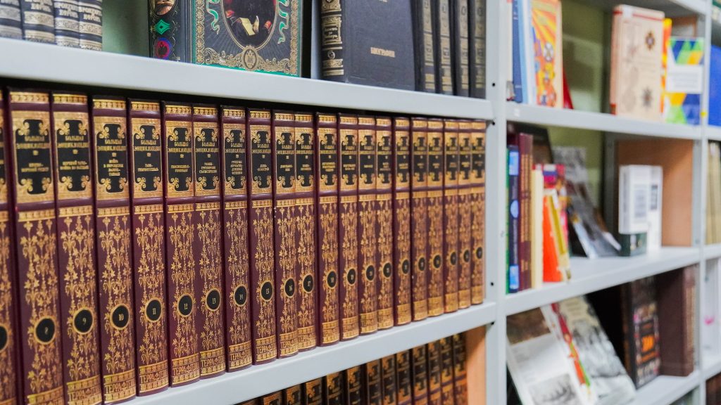 Представители библиотеки №156 организуют мероприятие ко Дню героев Отечества. Фото: Ксения Догонашева, «Вечерняя Москва»