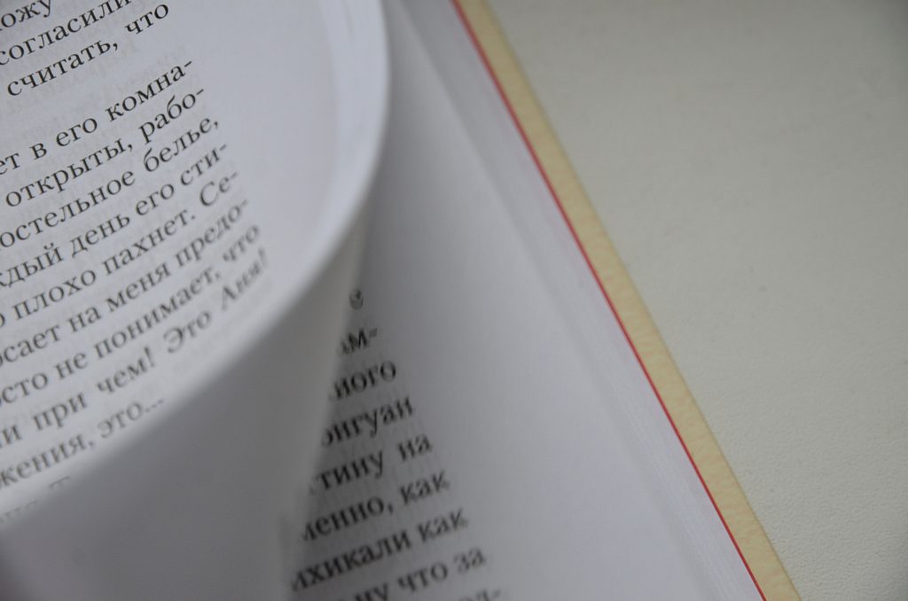 Сотрудники библиотеки №156 организуют мероприятие о творчестве Эрнста Теодора Амадея Гофмана. Фото: Анна Быкова, «Вечерняя Москва»