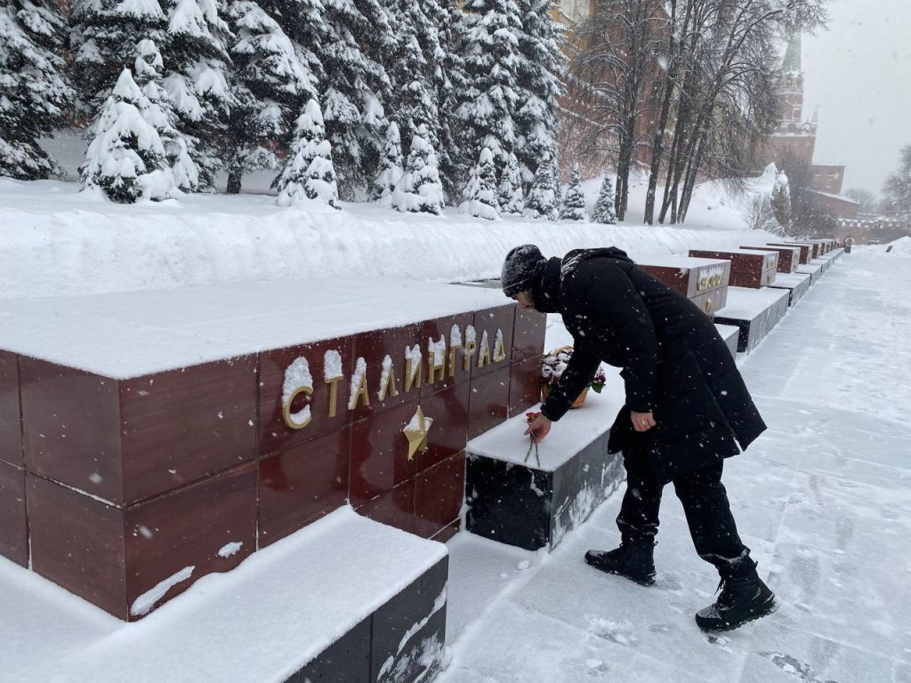 Студенты Колледжа «Царицыно» возложили цветы в Александровском саду. Фото: страница Колледжа «Царицыно» в социальных сетях