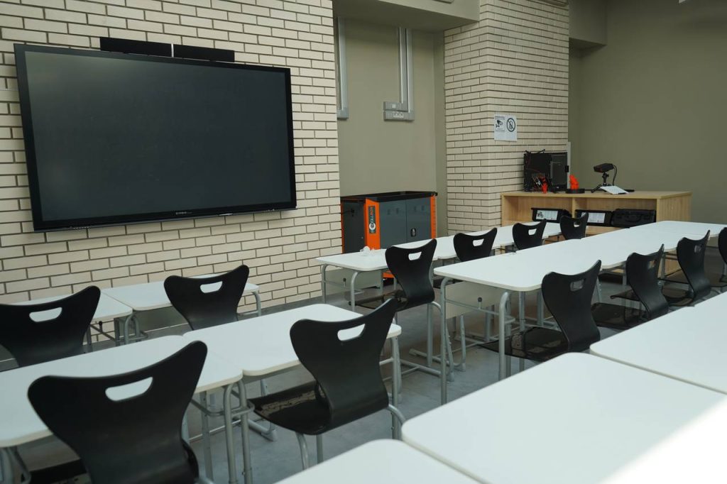 Андрей Мордовин рассказал о занятиях «Разговоры о важном» в школе №939. Фото: Анна Быкова, «Вечерняя Москва»