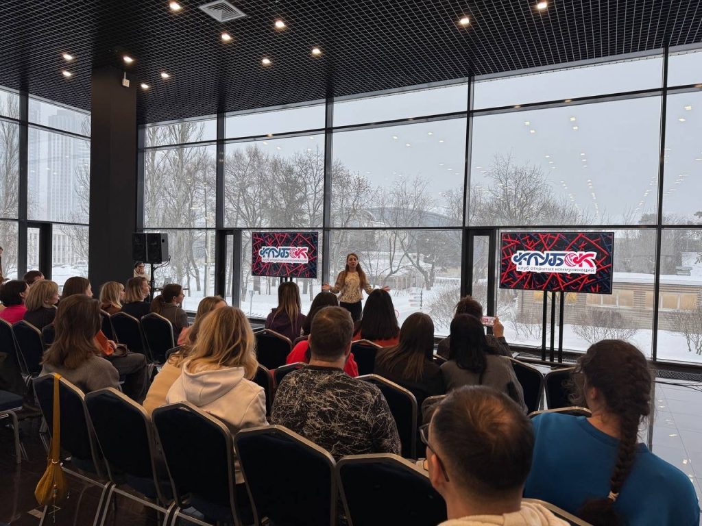 Наталия Дмитриева рассказала о Клубе открытых коммуникаций. Фото: страница школы №937 в социальных сетях