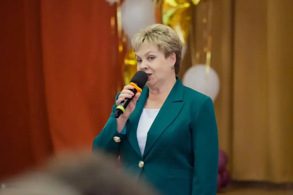 Людмила Сысоева поздравила выпускников с последним звонком в школе — фото и видеорепортаж. Фото: Анастасия Сёмина, «Вечерняя Москва»