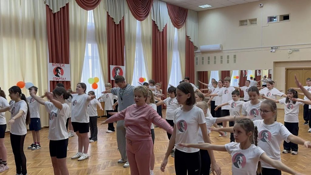 Людмила Сысоева приняла участие в утренней зарядке — фото- и видеорепортаж. Фото: Анастасия Сёмина, «Вечерняя Москва»