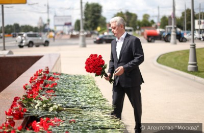 Мэр Москвы Сергей Собянин возложил букет к месту аварии