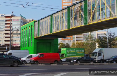 Строительство надземного пешеходного перехода завершилось в ЮАО на проспекте Андропова