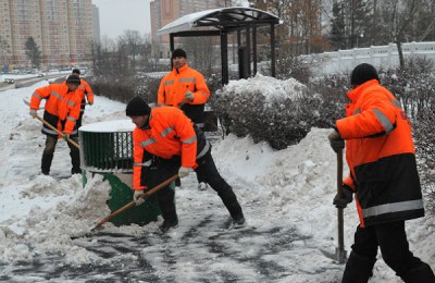 Уборкой дворов в районе Орехово-Борисово Северное зимой будут заниматься более 100 дворников