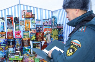 В Москве проведут рейды по выявлению незаконной продажи пиротехнических изделий и нестационарной торговли елок