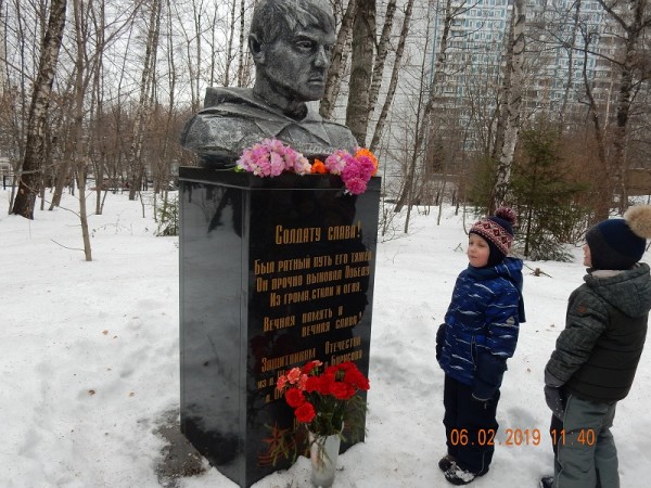 Торжественное возложение цветов к памятнику Воинам – защитникам Отечества, 006
