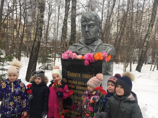 Торжественное возложение цветов к памятнику Воинам – защитникам Отечества, 008