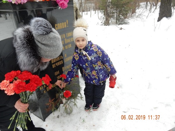 Торжественное возложение цветов к памятнику Воинам – защитникам Отечества, 005